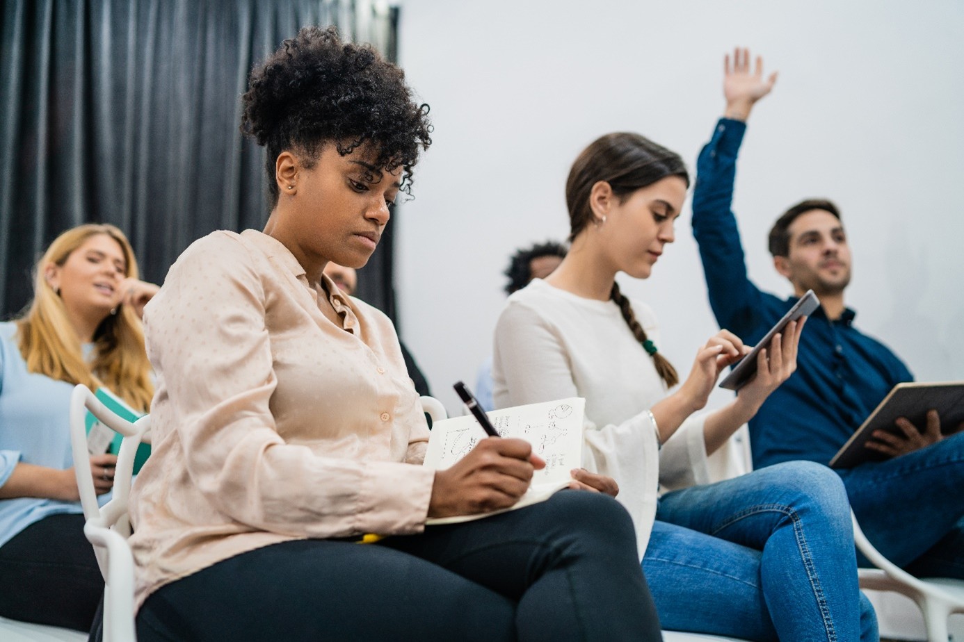 Les formations complémentaires pour diversifier ses compétences de courtier
